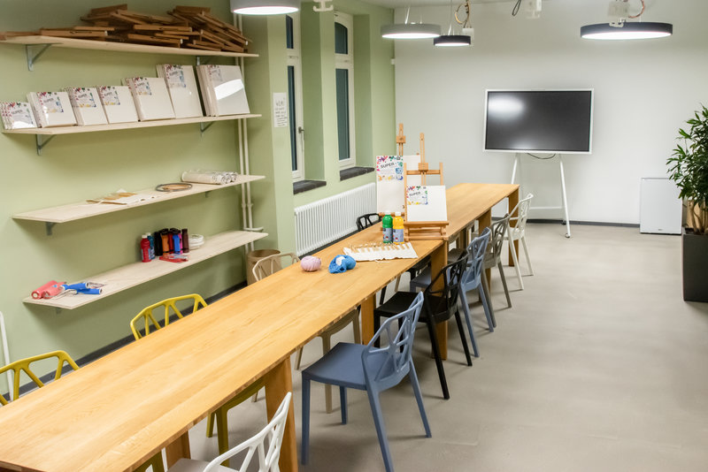 Miete deinen Kreativraum, der dein Workshop auf das nächste Level bringt. Sitze am langen Tisch. Der Raum hat Platz für 20 Menschen sitzend. Sollte in dem Seminar überwiegend gestanden werden, passen hier eine Vielzahl an Menschen rein. Der Raum hat eine eigene Küche.