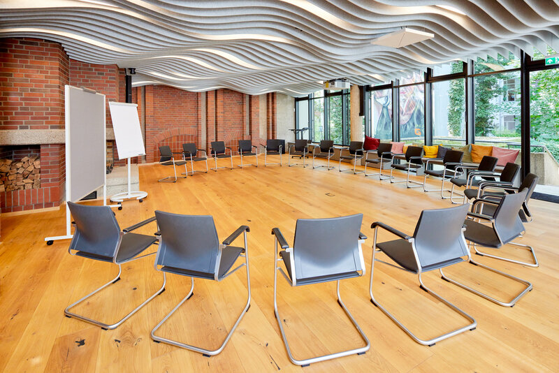 Seminarraum mieten - GundWERK: Heller Raum mit bis zu 50 Plätzen. In diesem Beispiel ist ein Stuhlkreis zu sehen.  
