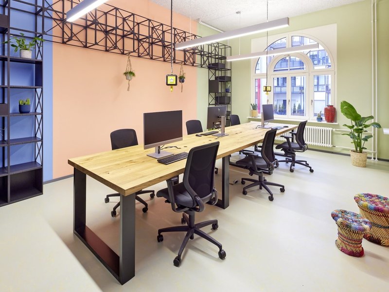 Co-Working, Arbeitsplatz, großer Tisch, sechs Plätze, flexibler Arbeitsplatz