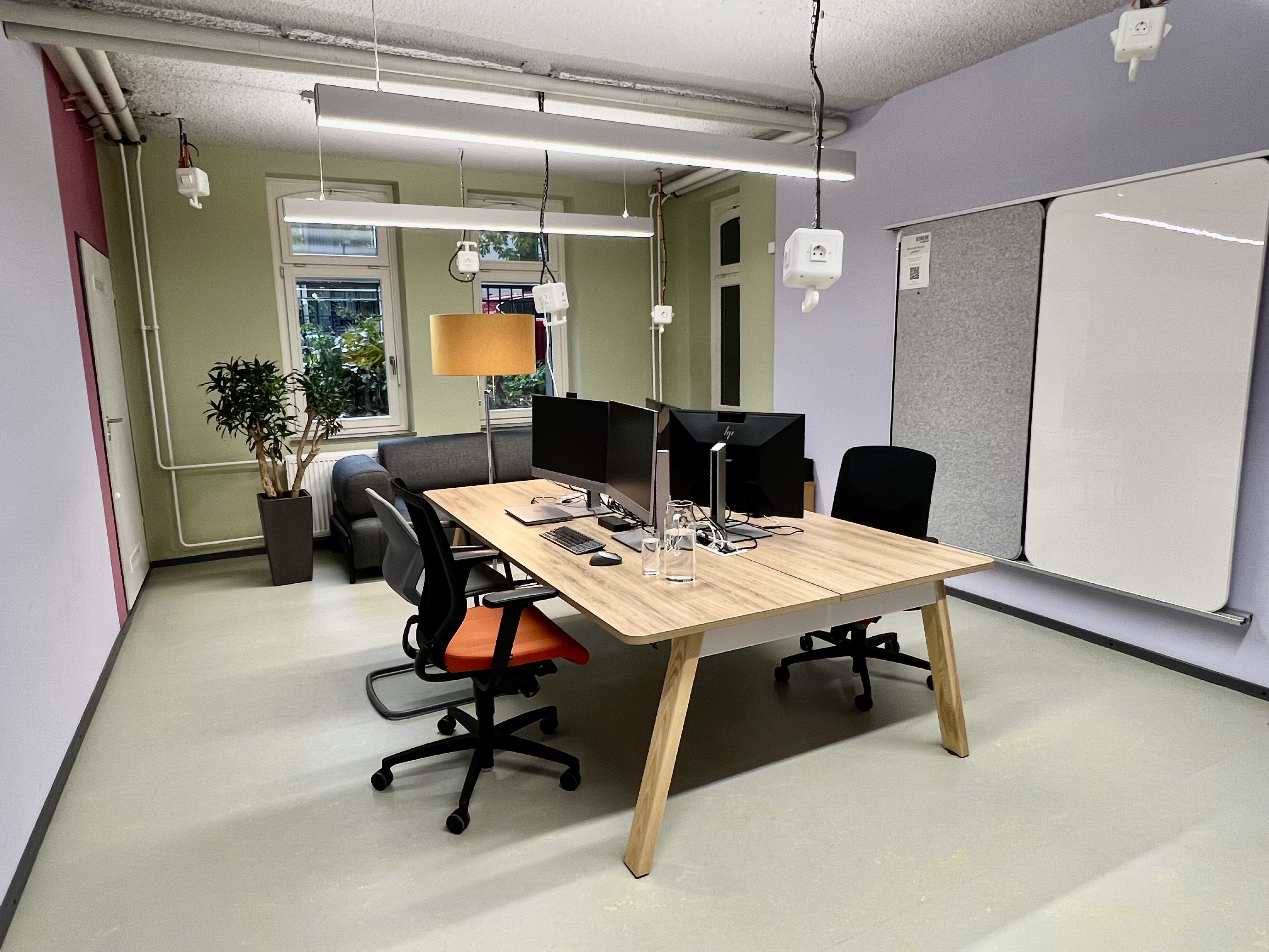 Seminarraum Rio - GundWERK. Seminarraum buchen mit Whiteboard, modularer Ausstattung, Platz für 8 Personen